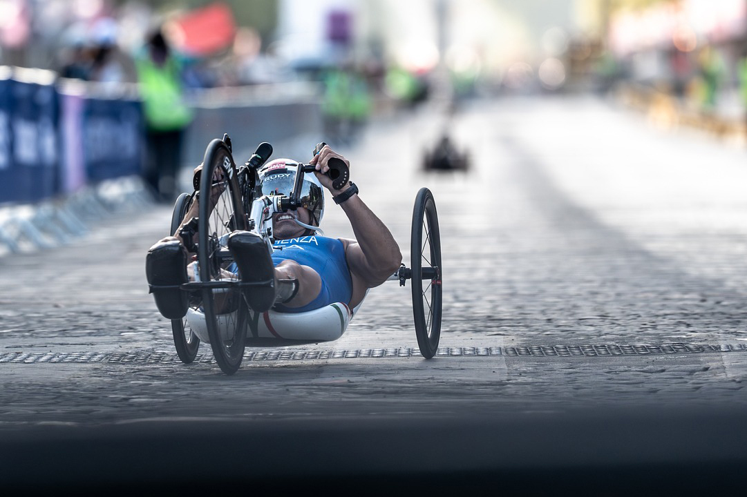 Copertina del settore Paralimpico, Una medaglia d'oro sopra una tuta blu da Triathlon